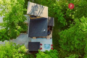 una vista sul soffitto di una casa tra gli alberi di Le Céleste de Portneuf - Hot tub in the forest a Pont-Rouge Altre 45 foto