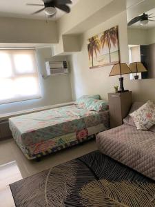 - une chambre avec 2 lits, une fenêtre et un tapis dans l'établissement Horizon101 studio gem, à Cebu