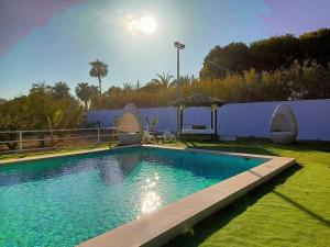 Una piscina en un patio junto a una valla. en Villa La Gran Duquesa, en Playa de San Juan