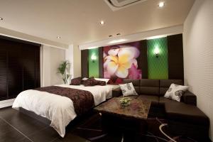 京都市にあるHotel ALFA 京都の大きなベッドとソファのある寝室
