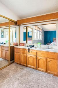 een badkamer met 2 wastafels en een grote spiegel bij Cozy Home Elk Grove Sac SkyRiver Casino in Elk Grove