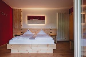 Postel nebo postele na pokoji v ubytování Hotel Zirmes + 37 fotografií