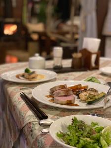 Makanan di atau di tempat lain dekat guest house