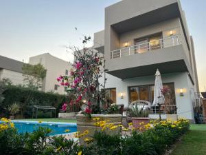 una villa con piscina e una casa di فيلا للايجار في جراند هايتس a Sheikh Zayed