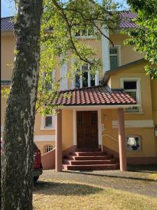 una casa con porche y escaleras delante en Apartment Nr. 2 Bad Laasphe Altstadt, en Bad Laasphe