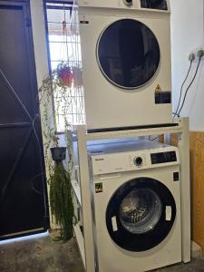 una lavatrice con forno a microonde in cima di Le Melur Single Bed a George Town