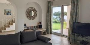 Posezení v ubytování Villa Galini with Private Pool & Incredible Views, Ipsos