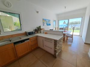 Kuchyň nebo kuchyňský kout v ubytování Villa Galini with Private Pool & Incredible Views, Ipsos