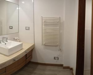 un baño con lavabo y espejo en North Beach GHF, en Costa Esmeralda 34 fotos más