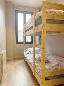 Ce lit superposé se trouve dans un dortoir doté de lits superposés. dans l'établissement Petite maison proche du métro, à Bagnolet