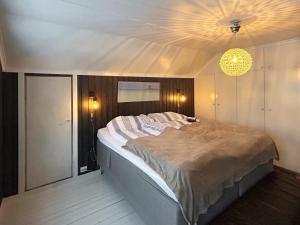 1 cama grande en un dormitorio con techo en Holiday home helgeroa, en Helgeroen