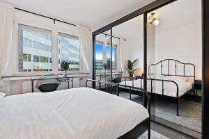 Cet appartement comprend une chambre avec deux lits et un balcon. dans l'établissement Charming 1BR Apt w/ Terrace & 5 min Drive to City, à Luxembourg
