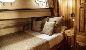 a bed in the corner of a room at Wooden Boat- La Goletta in Barcelona