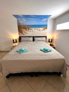 een slaapkamer met een bed met een schilderij aan de muur bij Ferien-Whg Souterrain Exklusives App Stella Maris mit Parkplatz direkt am Steinhuder-Meer in Wunstorf