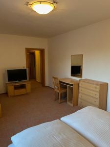 Televízia a/alebo spoločenská miestnosť v ubytovaní Hotel Eufória