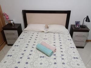 ein Bett mit zwei Kissen darüber in der Unterkunft Shared room in Praia in Praia