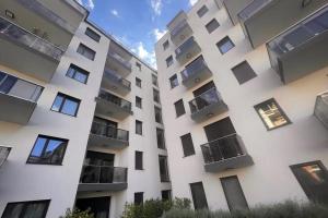 um edifício de apartamentos com varandas e janelas em Glamorous Apartment in Budapest, Hungary em Budapeste