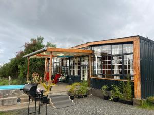 ein Gebäude mit einem Pool und einem Haus in der Unterkunft The Cascades Cabin Nakuru in Nakuru