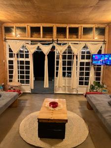 The Cascades Cabin Nakuru في ناكورو: غرفة معيشة مع طاولة في الوسط