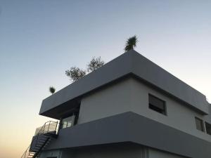 een gebouw met twee palmbomen erop bij HAUT de villa contemporain sur golf securise in Marrakesh