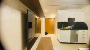 a kitchen with white cabinets and a counter top at Résidence avec piscine Agadir in Agadir