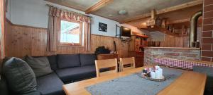uma sala de estar com um sofá e uma mesa em Murtalhütte em Muhr