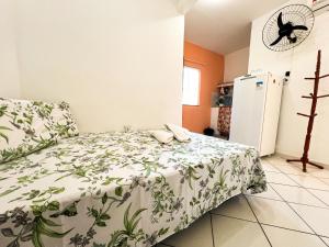 een slaapkamer met een bed en een koelkast bij Flat Completo no Centro de Itacaré in Itacaré