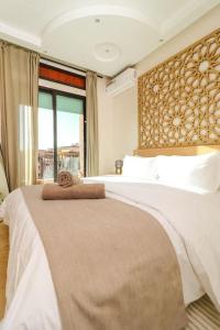 a bedroom with a large bed with a large window at En plein Cœur de Gueliz in Marrakesh