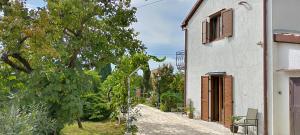 une allée vide avec un bâtiment et un arbre dans l'établissement Adriana Holiday house Nova Vas, à Nova Vas