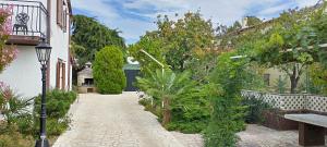 une cour ornée de plantes et d'un éclairage de rue à côté d'un bâtiment dans l'établissement Adriana Holiday house Nova Vas, à Nova Vas