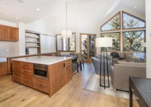 cocina y sala de estar con sofá y mesa en Highlands Westview 300 condo, en Beaver Creek