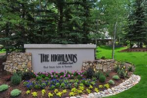 a sign for the highlands inn with flowers in a garden at Highlands Westview 300 condo in Beaver Creek +28 photos