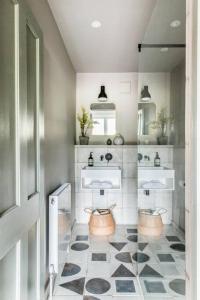 - Baño con 2 lavabos y 2 espejos en The Loft House, en Hinton Charterhouse