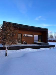 uma casa com neve em frente em PeltoVilla em Tyrnävä