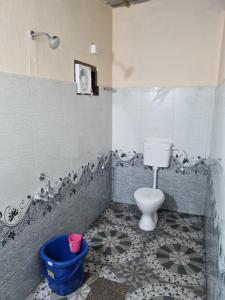 Koupelna v ubytování Maison Parnakuti Adiga's Homestay Dharmasthala Approved By KSTDC + 5 fotografií