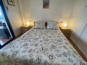 uma cama num quarto com duas almofadas em Paul and Maria Sea View Apartment em Pólis