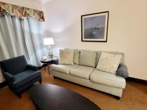 sala de estar con sofá y silla en lovely entire Suite with kitchen 5 Min to Disney, en Orlando