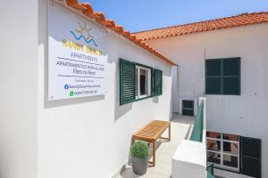 um sinal na lateral de um edifício em SandyBeachApartment em Porto Santo