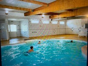 three people swimming in a swimming pool at MOBIL HOME Clim BOOFZHEIM 6 PERSONNES 3 CHAMBRES LE RIED 3 ETOILES PROCHE EUROPA PARK in Boofzheim