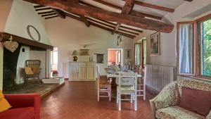 a kitchen and living room with a table and chairs at Il Pascolo in San Gimignano