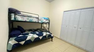 ein Schlafzimmer mit einem Etagenbett in einem Zimmer in der Unterkunft Casa en Residencial Altos de Ciudad pacifica in San Miguel
