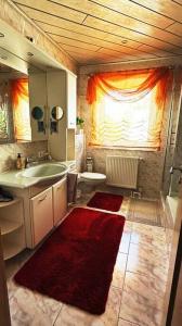 bagno con lavandino e specchio di Attraktive 2-Zimmer-Wohnung in einer ruhigen Lage. ad Ansbach