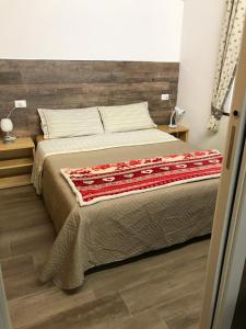 een slaapkamer met een groot bed met een houten hoofdeinde bij Casetta San Pellegrino in Passo San Pellegrino