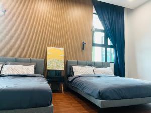 sypialnia z 2 łóżkami i oknem w obiekcie Homie Melaka Large garden with BBQ w Malakce