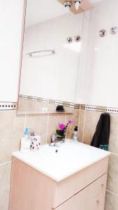 bagno con lavandino e specchio di HAPPY FLAT TENERIFE a San Isidro