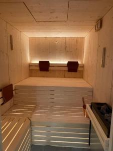 uma sauna com duas camas num quarto em Berghof em Saas-Fee