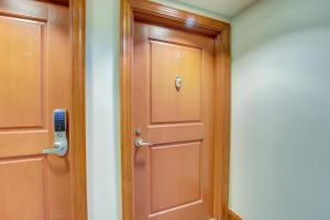 een houten deur met een slot erop in een kamer bij Tuscaloosa Condo Steps to Bryant-Denny Stadium! in Tuscaloosa +18 foto's