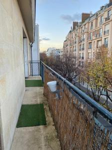 balcón con aseo en el lateral de un edificio en Neuilly-sur-Seine calme et lumineux. B&B. 3 chambres en Neuilly-sur-Seine