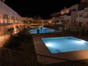 een leeg zwembad 's nachts in een gebouw bij 1ª línea mejor playa de Mojacar in Mojácar