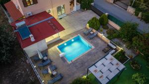 Φωτογραφία από το άλμπουμ του Villa Alex with private pool and jacuzzi στις Πρινές